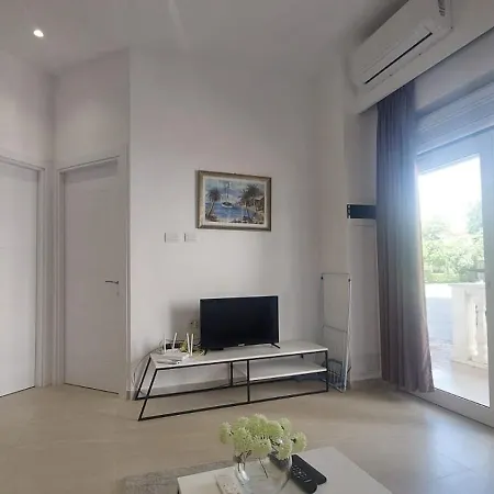 Guacka Near Apartmán Golem (Tirana)